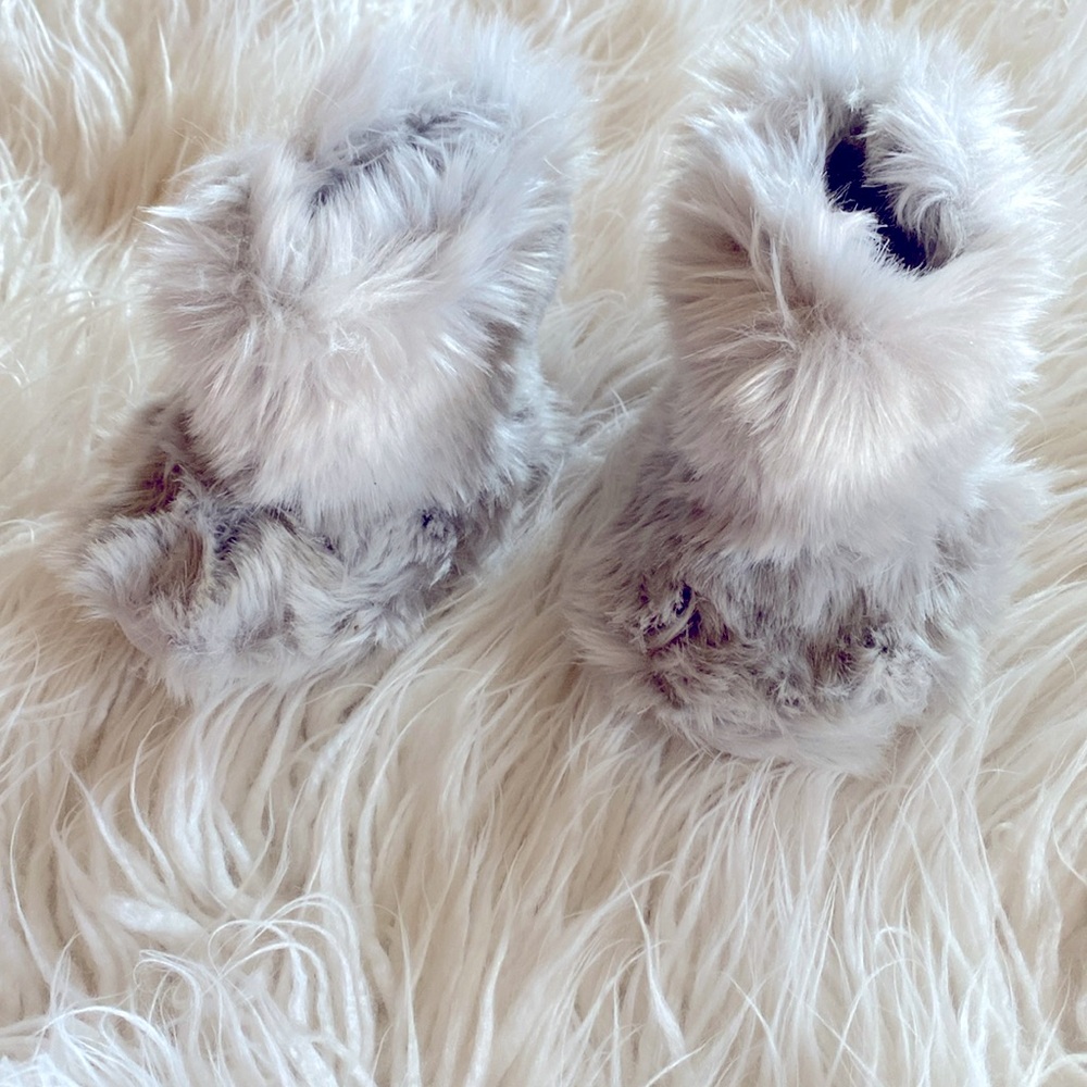 Restoration hardware baby and child baby bootie slippers size 12-24m